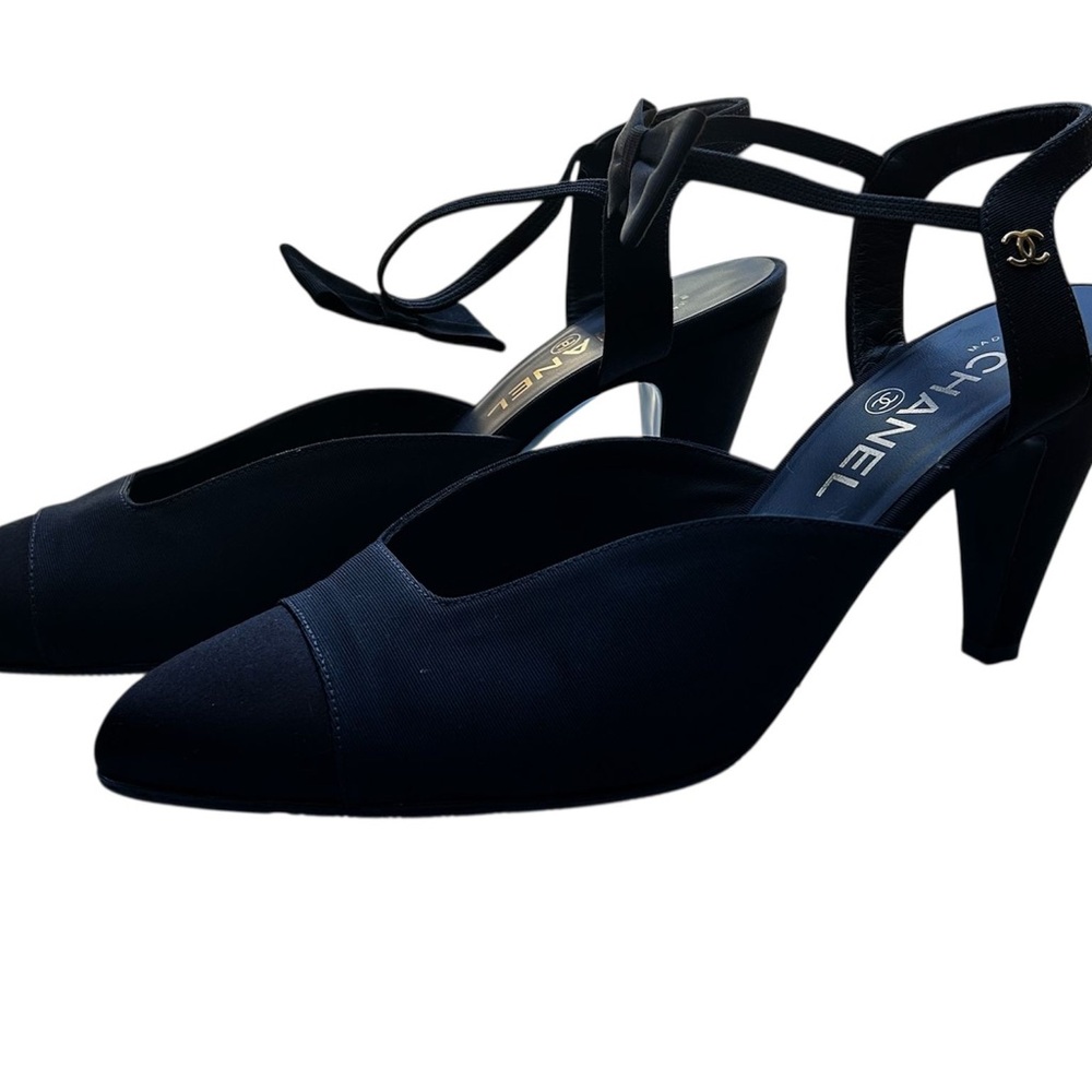 CHANEL Black Heels Sleek Kitten Heel Design